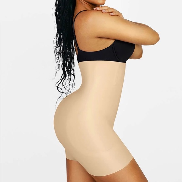 High-waisted Butt Lifter with removable hip pads - Picture 13 of 16